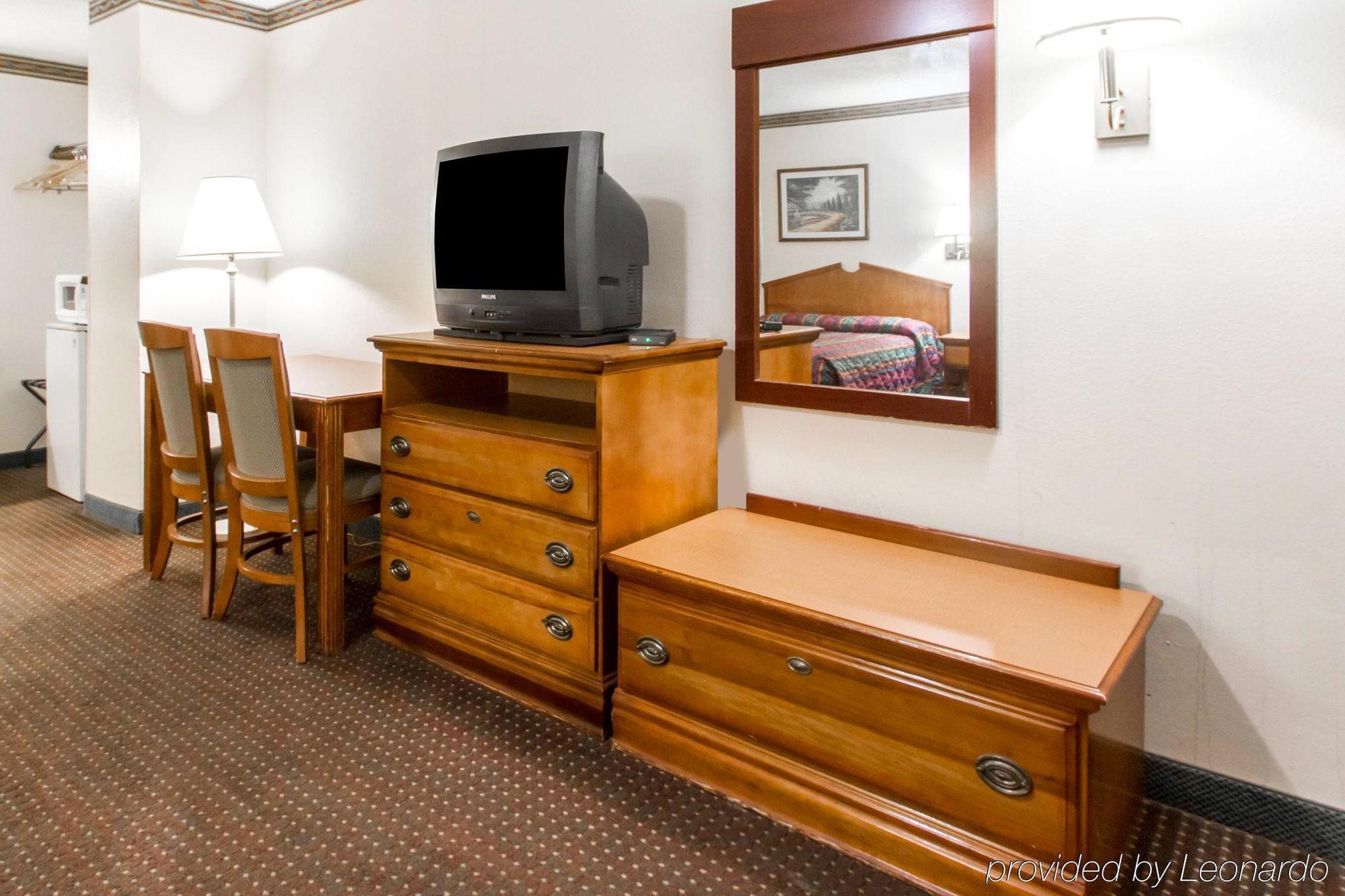Americas Best Value Inn Opelika Exterior photo