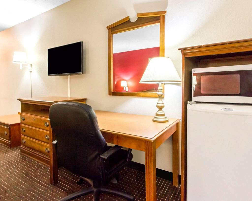 Americas Best Value Inn Opelika Room photo