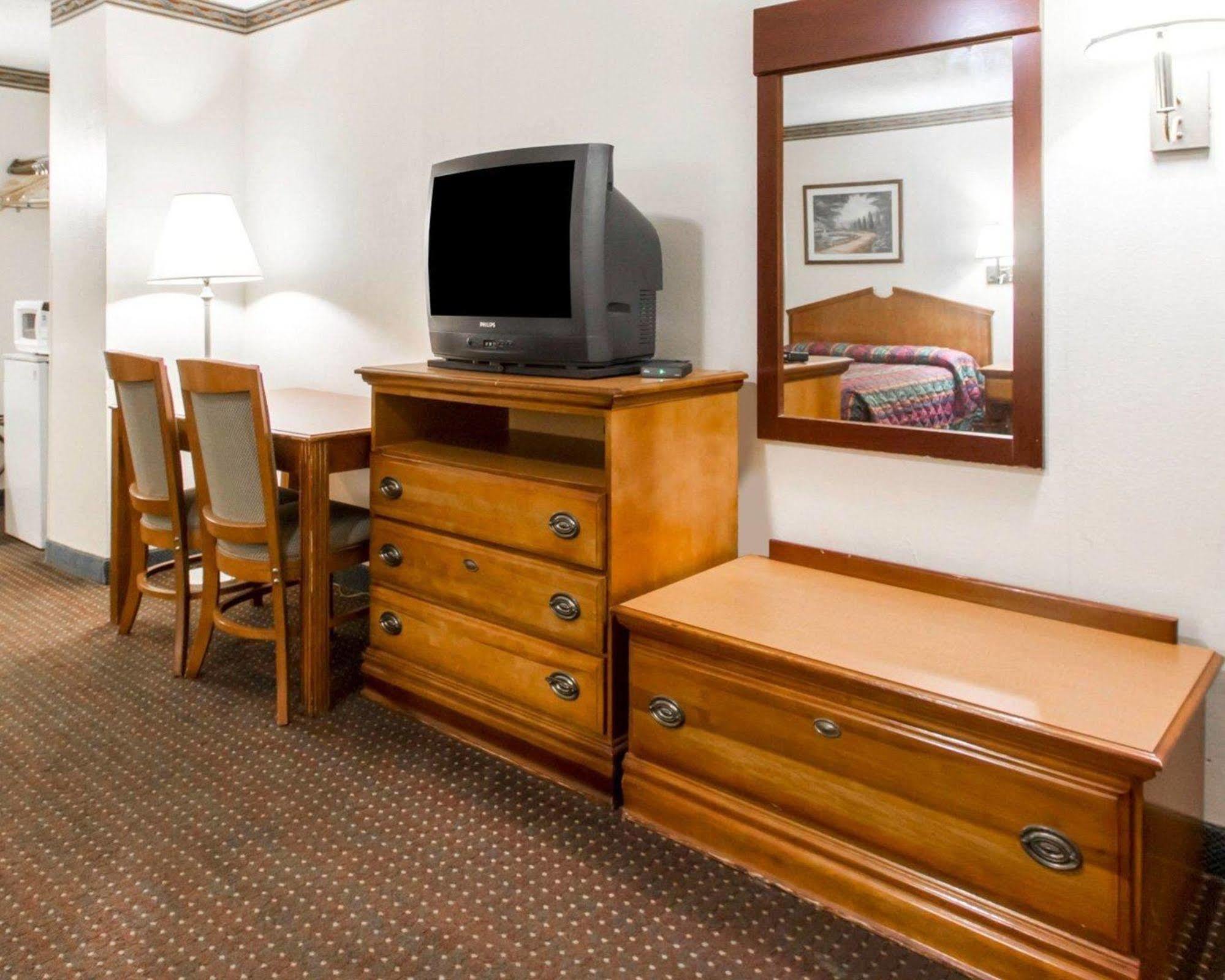 Americas Best Value Inn Opelika Exterior photo