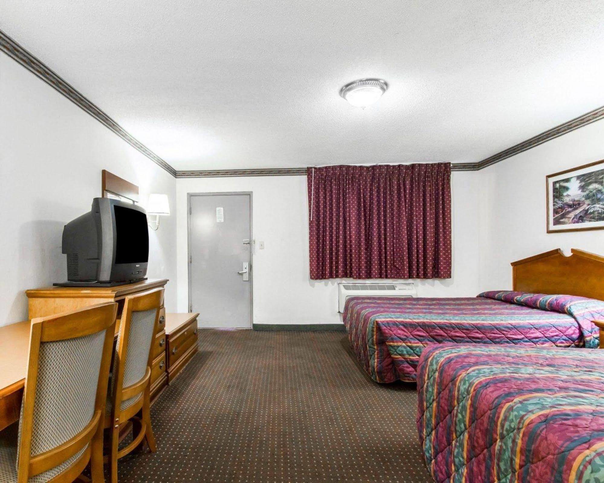Americas Best Value Inn Opelika Exterior photo